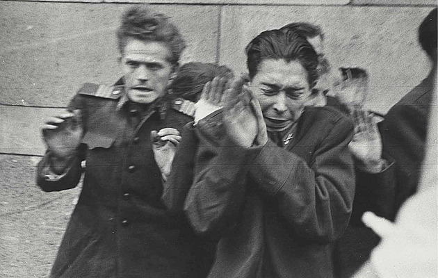 Nahnali je ke zdi a postříleli. Nejslavnější fotku maďarské revoluce pořídil Čech