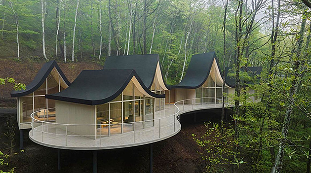 Japonské pojetí chat: ze šesti vznikl unikátní dům s tvarovanou střechou