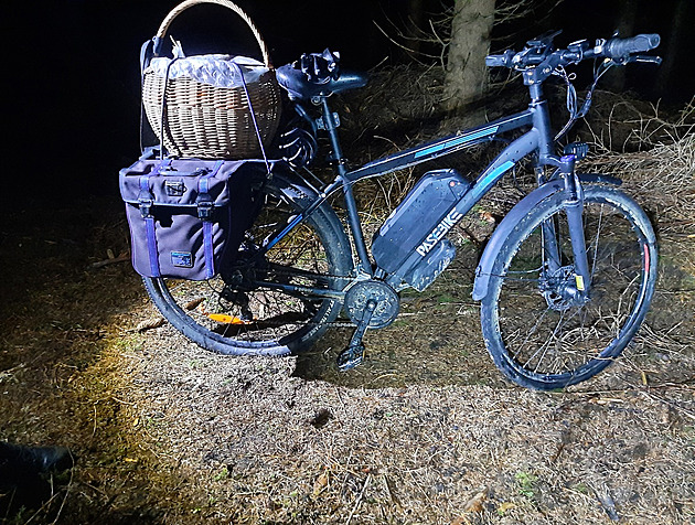 Záhada opuštěného kola se svačinou a košíkem hub. Kam zmizel majitel?