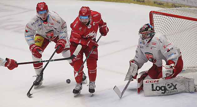 ONLINE: Lídr čelí Hradci, Kometa hraje s Plzní. Přiblíží se Litvínov Boleslavi?