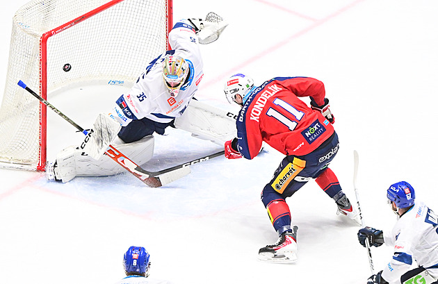 ONLINE: Pardubice drtí Kladno, Sparta vede v Olomouci. Prohrává Třinec i Kometa