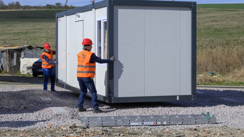 Rána, oheň a muž v plamenech: Rybáři na Hodonínsku zachránili z hořící unimobuňky tři lidi