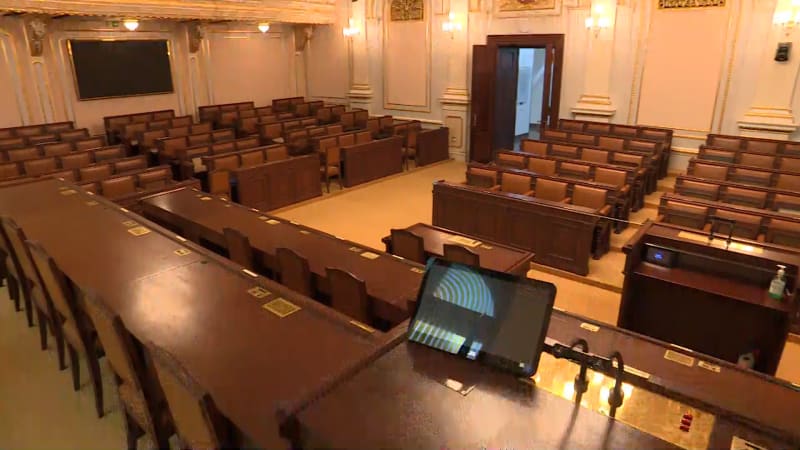 První schůze nové Sněmovny PŘEHLEDNĚ: Slib věrnosti, volba předsedy i demise Fialovy vlády