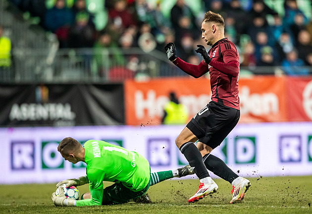 ONLINE: Karviná - Sparta 0:0, Vindahl likviduje velkou šanci Ayaosiho