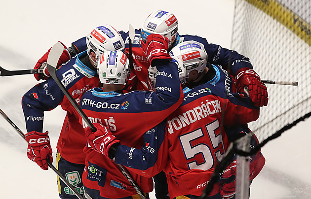 ONLINE: Pardubice zvládly šlágr v Třinci, slaví i Sparta. Kometa snižuje