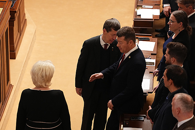 Dva bratři, dva názory. Tomio a Hayato Okamurovi seděli ve Sněmovně vedle sebe