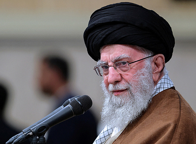 Jsou arogantní a chtějí jen podřízenost, opřel se vůdce Íránu Chameneí do USA