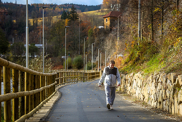 Konec kličkování mezi auty. Krumlov postavil cyklistům novou stezku podél Vltavy