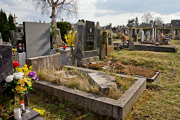 Hanebný zloděj. Z hrobu na rokycanském hřbitově odsunul desku a ukradl pět uren