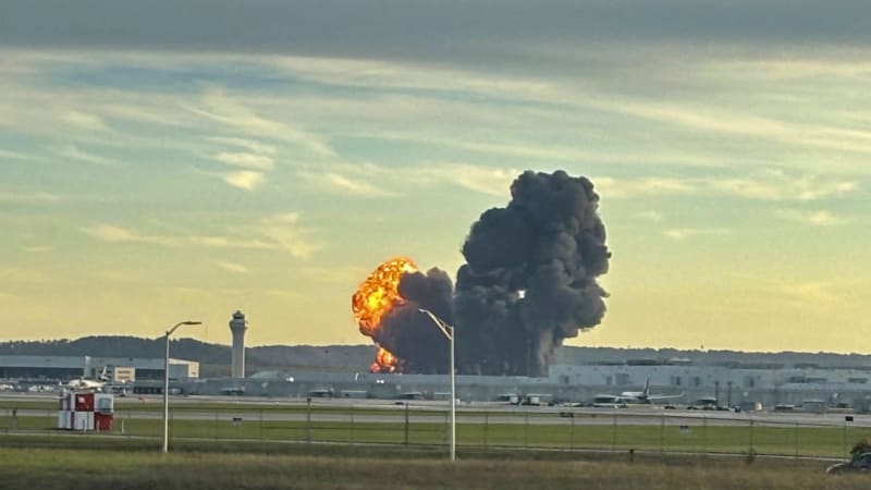 Děsivé záběry pádu letadla v USA: Po explozi vyšlehly plameny. Umírali i lidé na zemi