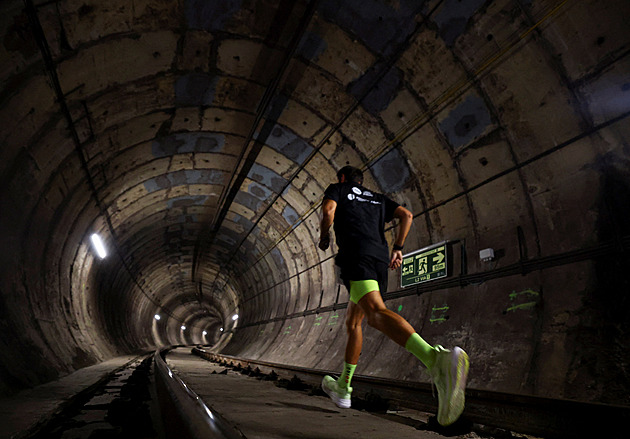 Barcelona oslavila sté výročí metra. Zorganizovala běžecký závod v jeho útrobách