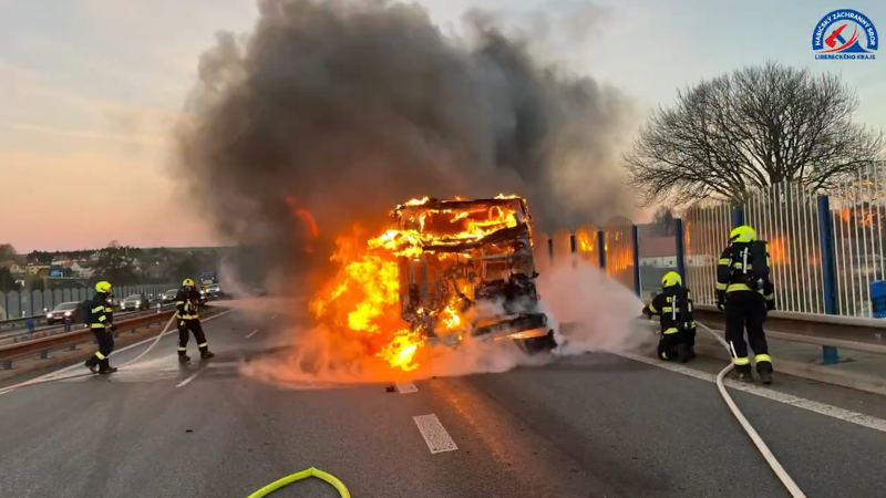 Autobus u Liberce pohltily plameny, vezl 30 lidí. Hasiči ukázali dramatické záběry ze zásahu