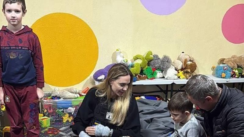 Angelina Jolie se zjevila na Ukrajině. Jejího řidiče zadrželi vojáci