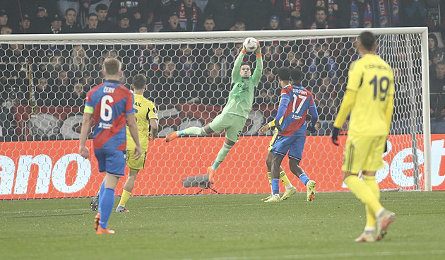 ONLINE: Plzeň - Fenerbahce 0:0, další šance, hlavičku Dweha kryje Ederson