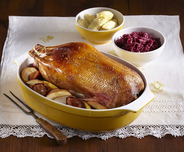 Husa pečená přes noc, svěží lehké letošní víno. Znáte svatomartinské tradice?