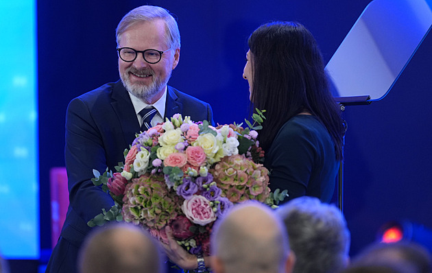 Pekarová Adamová se loučila téměř v slzách, Fiala jí děkoval a ocenil ji