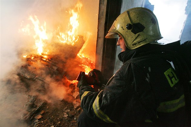 Ve Starém Kolíně hořel statek s ubytovnou. Jeden člověk požár nepřežil