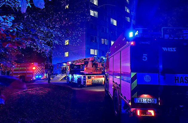 Ve Zlíně už hodiny hoří střecha střední školy, výuku vedlejší školy to neovlivní