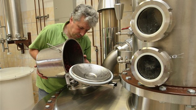 Pálenice nestíhají, zasypala je letošní bohatá úroda. Sezona se protáhne do dubna