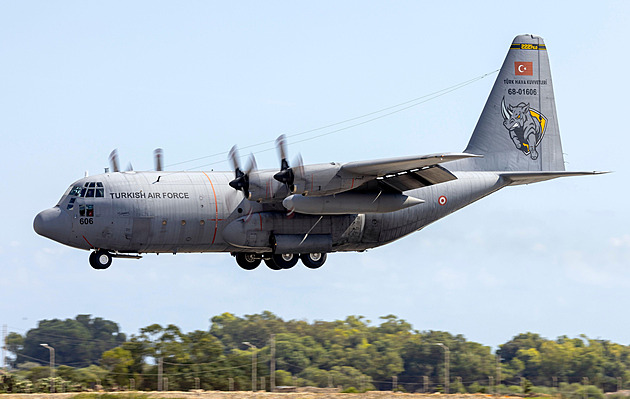 V Gruzii se zřítil turecký armádní letoun. Kéž se Bůh slituje, řekl Erdogan