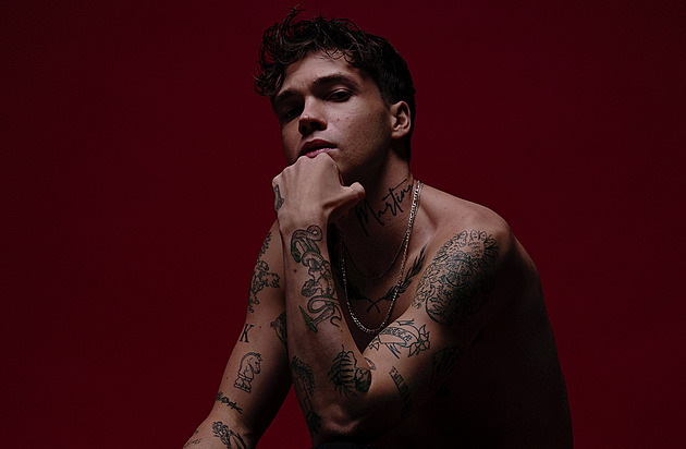 Přišel a do futrálu mi vysypal výkaly. Tvrdá škola, líčí zpěvák Mikolas hraní na ulici