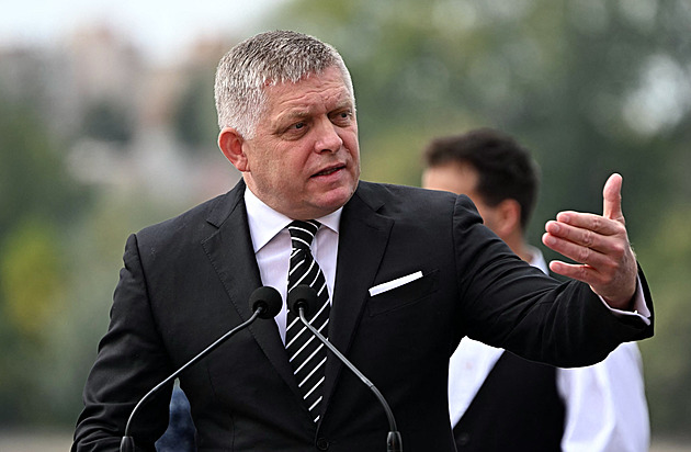 Fico je v Popradu, ale do školy se nevrátil. Vítají ho nápisy křídou i studenti v černém