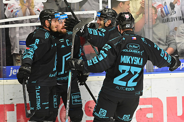 ONLINE: Třinec na Kladně srovnává, Sparta prohrává v Liberci. Vary vedou v derby