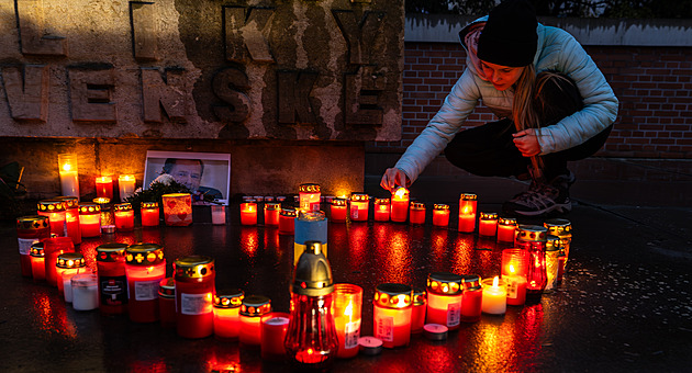 Na Národní třídu přicházejí první politici, Vondráčka z SPD vypískali