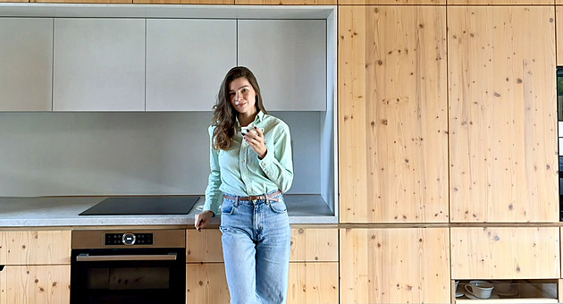 Stylový srub u lesa má biobazén a saunu. Dokonalé bydlení má jen jednu chybu