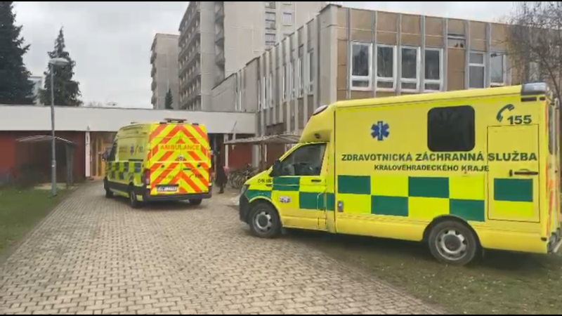 Poplach v Hradci Králové: Ve škole jsou záchranáři, dvě děti utrpěly popáleniny
