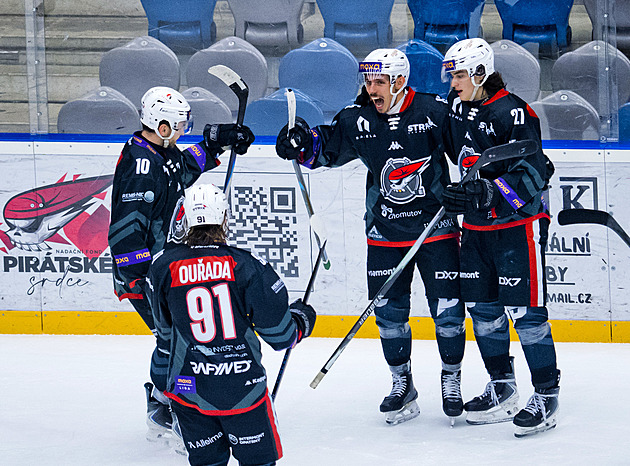 Chomutov předčil vedoucí Slavii, Sokolov nasázel Porubě osm branek. Zlín opět padl