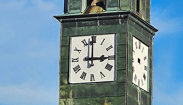 V Chotěboři už znovu bijí hodiny na náměstí. Pomoci musely místní strojírny