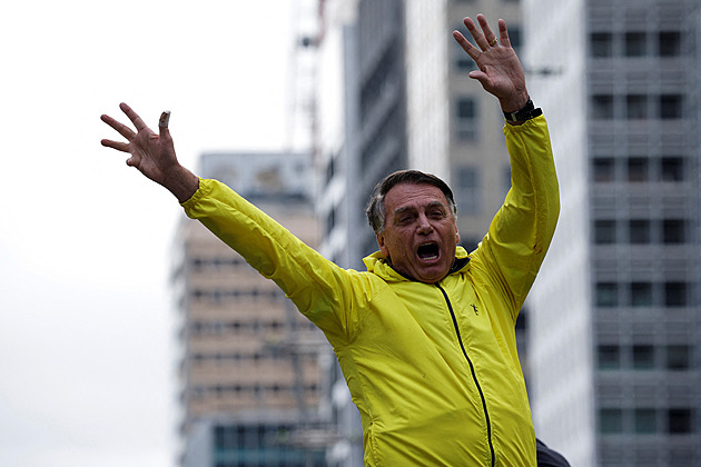 Nechtěl jsem utéct, tvrdí Bolsonaro. S náramkem prý manipuloval v halucinacích