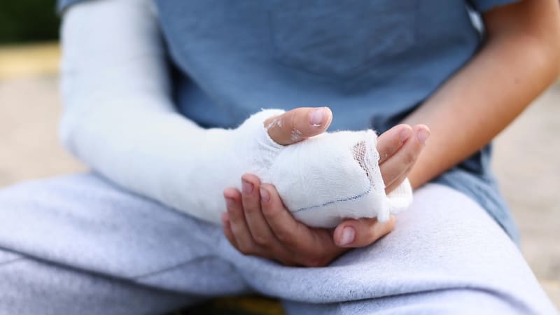 Osmiletý Matthew si ve škole zlomil ruku. Za necelé dva týdny zemřel