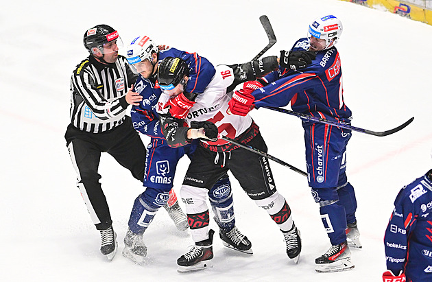 ONLINE: Pardubice srovnaly se Spartou, Brno prohrává. Získá Litvínov další výhru?