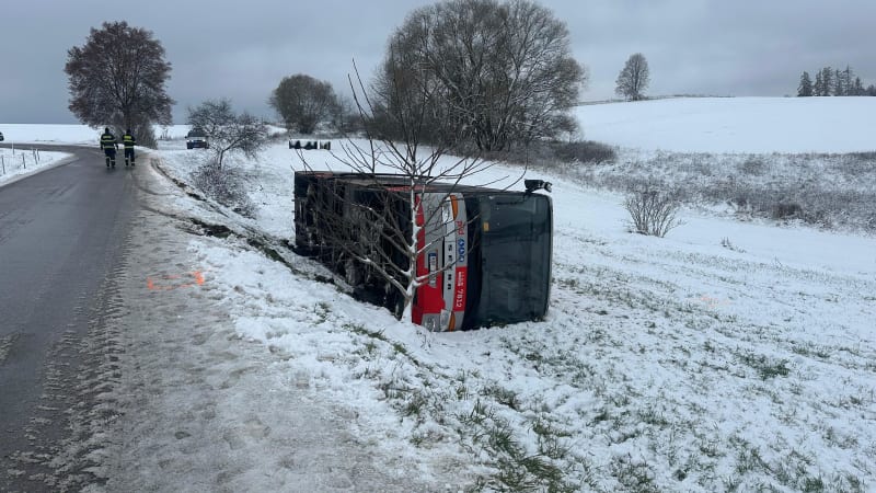 Autobus s 20 cestujícími se převrátil na Benešovsku. Na místo dorazili hasiči a záchranáři