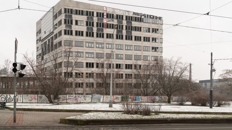 Pražská ostuda kosmických rozměrů: Nedostavěná radnice bude na Palmovce strašit dál