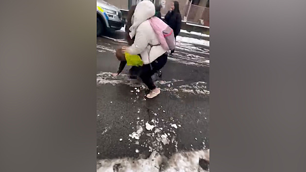 VIDEO: Pěsti a kopance do hlavy. Brutální rvačku dětí u školy řeší policie