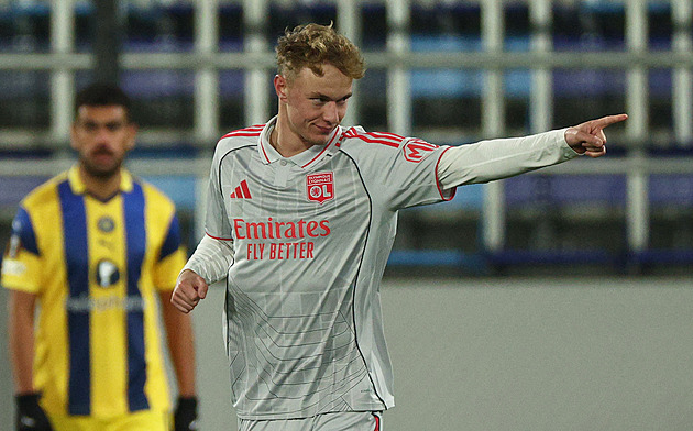 Česká dvojka z Lyonu řádila v Evropské lize. Karabec dal gól, Šulc na dva přihrál