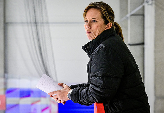 Trenérka českých hokejistek MacLeodová má rakovinu. U týmu bude pokračovat