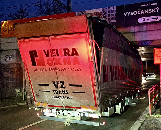 Ve Vysočanech uvázl kamion pod mostem. Nehoda komplikuje dopravu