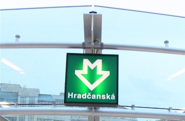 Na Hradčanské skočila žena pod soupravu metra, část linky A nejezdí