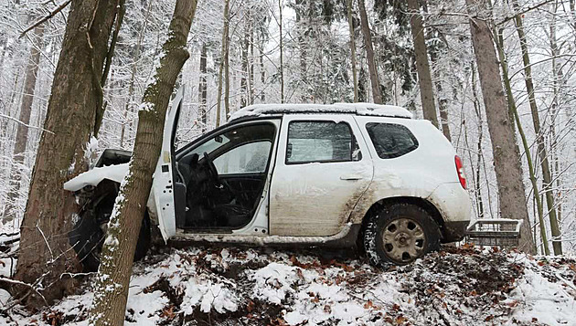 Zloděj se zákazem řízení boural s cizími auty, při krádeži používal i sekeru a brusku