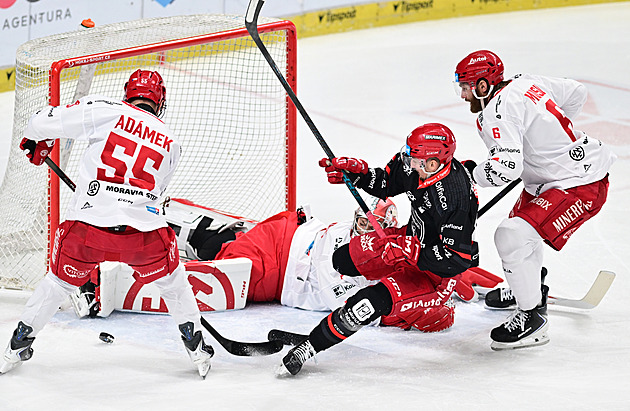 ONLINE: Třinec dohrává extraligu s Hradcem, Vítkovice čelí Olomouci