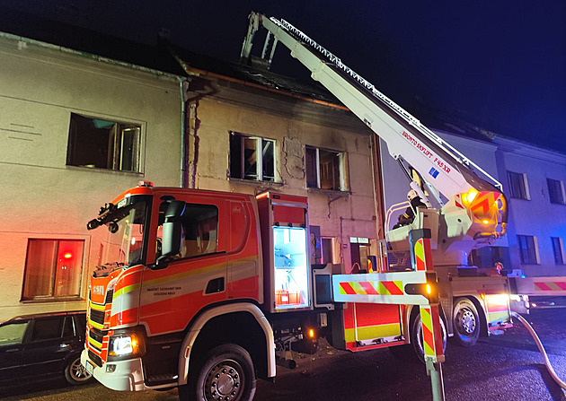 Při pátečním požáru v rodinném domě v Lounech zemřela žena