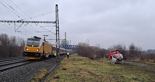 Div na železnici. Muž spadl před přijíždějící vlak, vyvázl téměř nezraněn