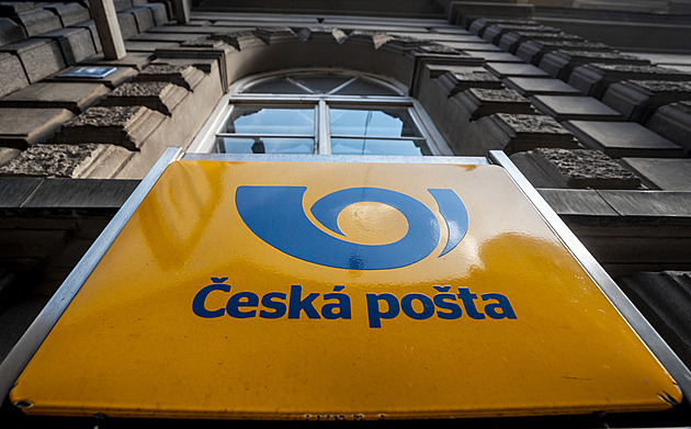 Důchodci, kteří lpí na důchodu v hotovosti poštou, zaplatí za službu skoro stovku