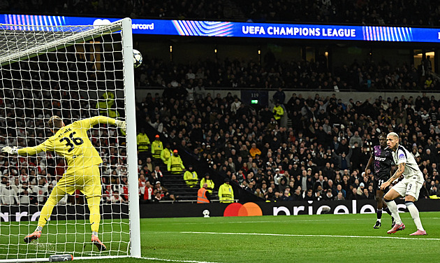 ONLINE: Tottenham - Slavia 1:0, Staněk čaroval, pak si ale vlastní gól dává Zíma