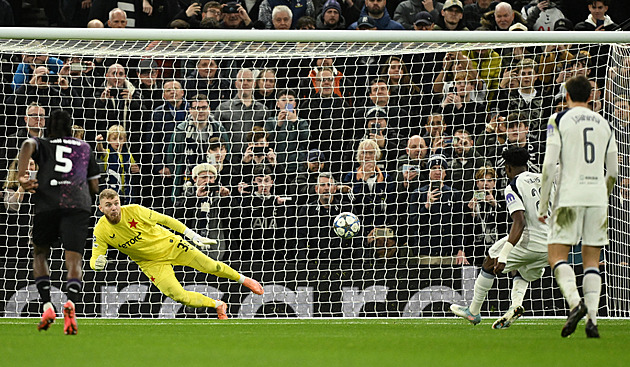 ONLINE: Tottenham - Slavia 3:0, další penalta, po faulu Ogbua zvyšuje Simons