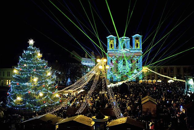Vánoční trhy v Uherském Hradišti nabízí 150 stánků, jsou největší v kraji